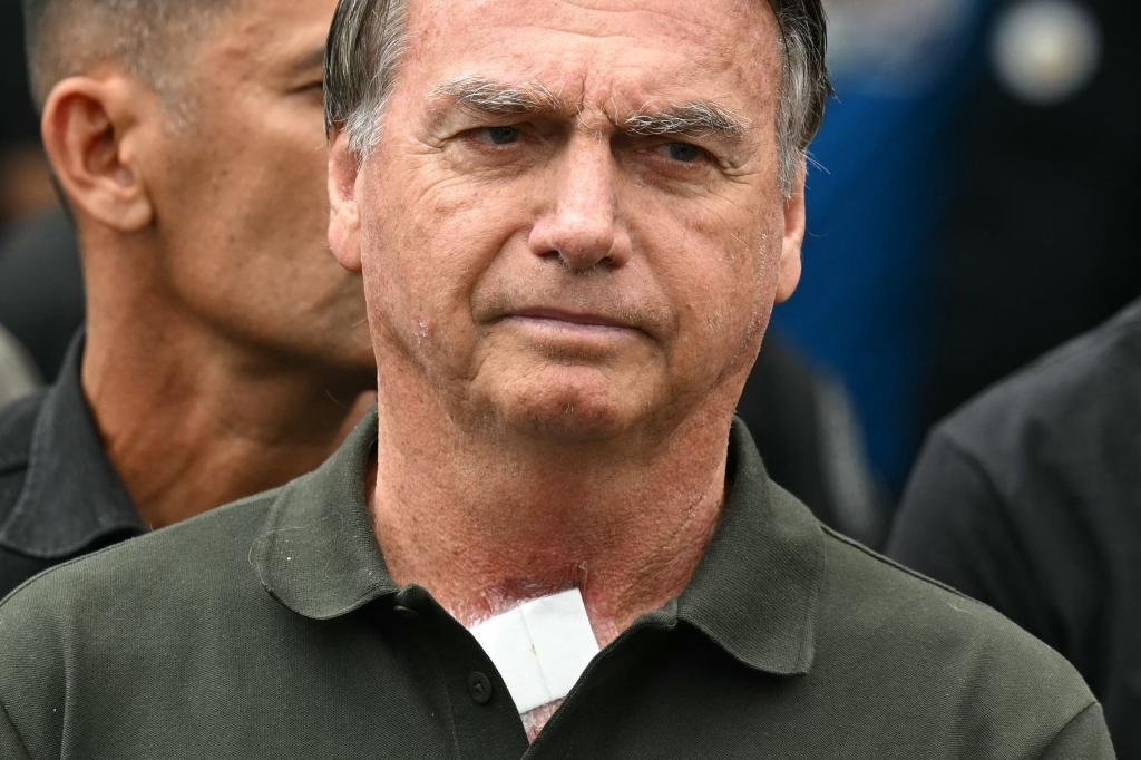 Flávio Bolsonaro denuncia tortura psicológica na prisão do pai