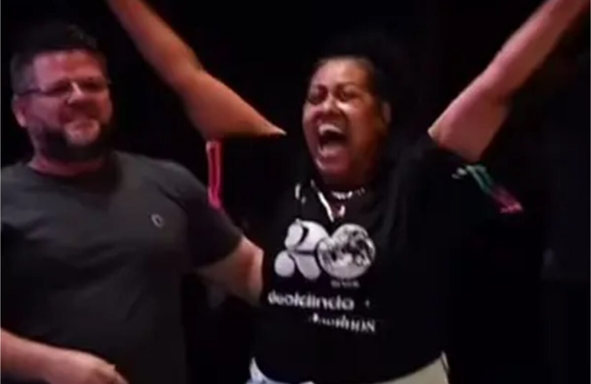 Mulher alega cura de deformidade após orações