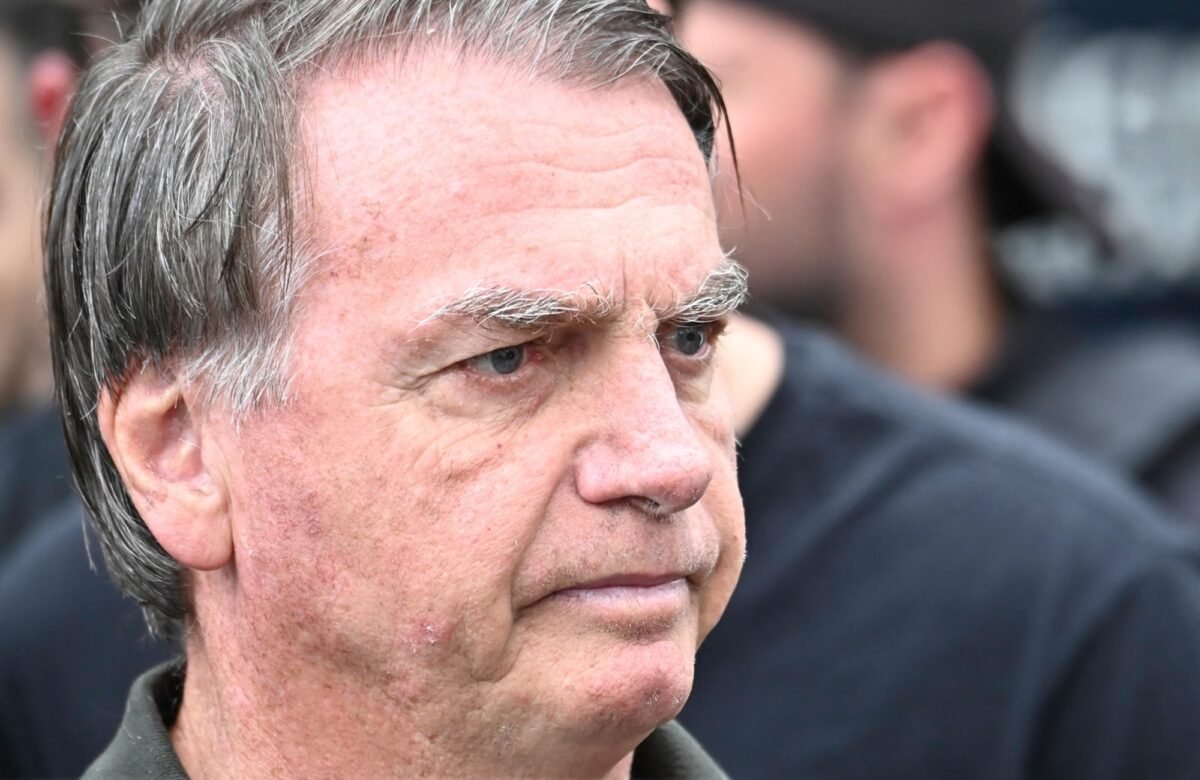 PGR permite visita religiosa e leitura a Bolsonaro, mas veta TV