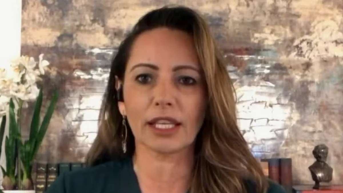 Jornalista questiona silêncio de parlamentares sobre Bolsonaro.