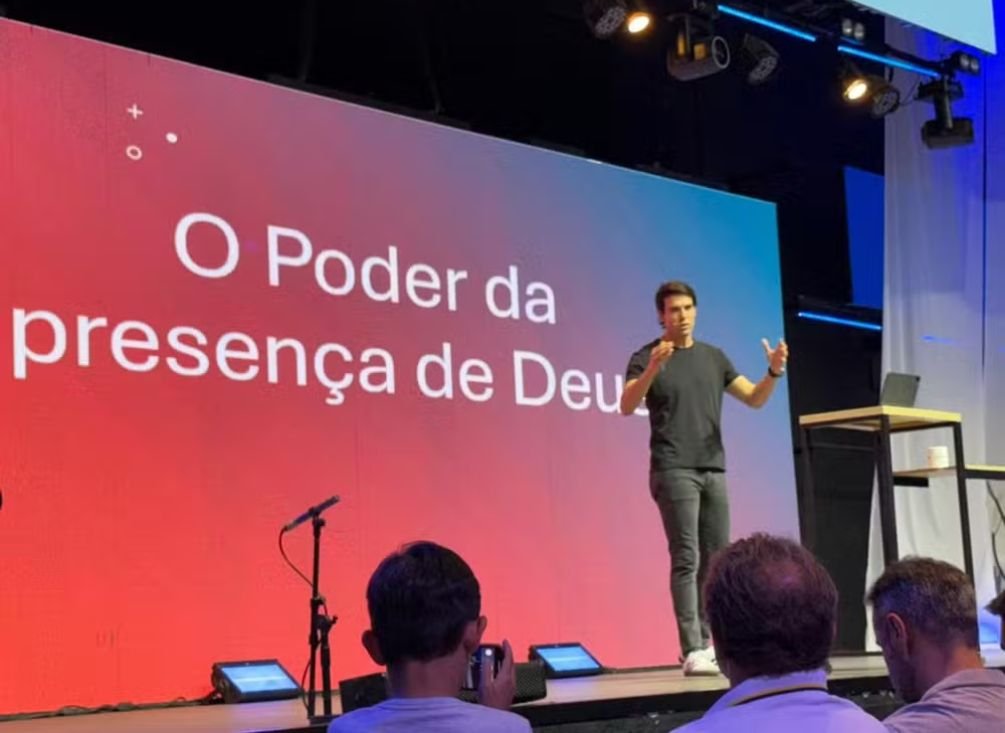 Kaká compartilha fé em encontro religioso para homens