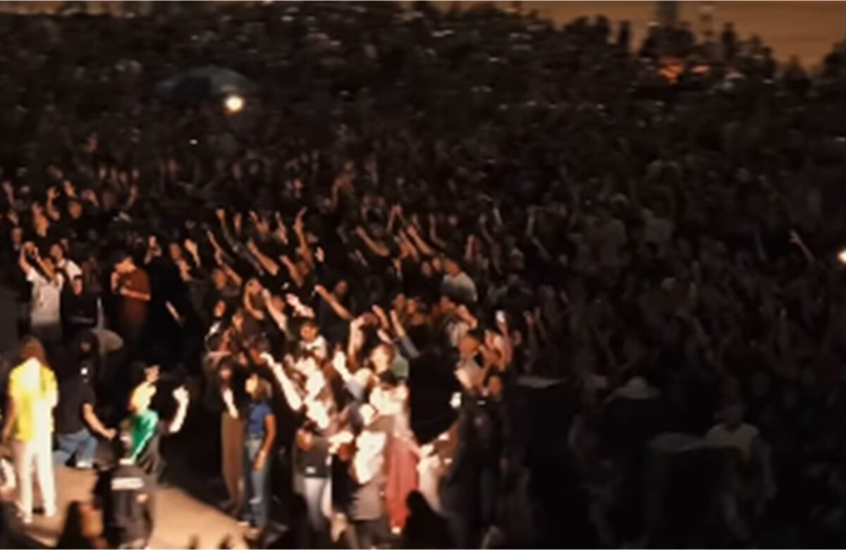 Culto reúne multidão e impacta Brasília.