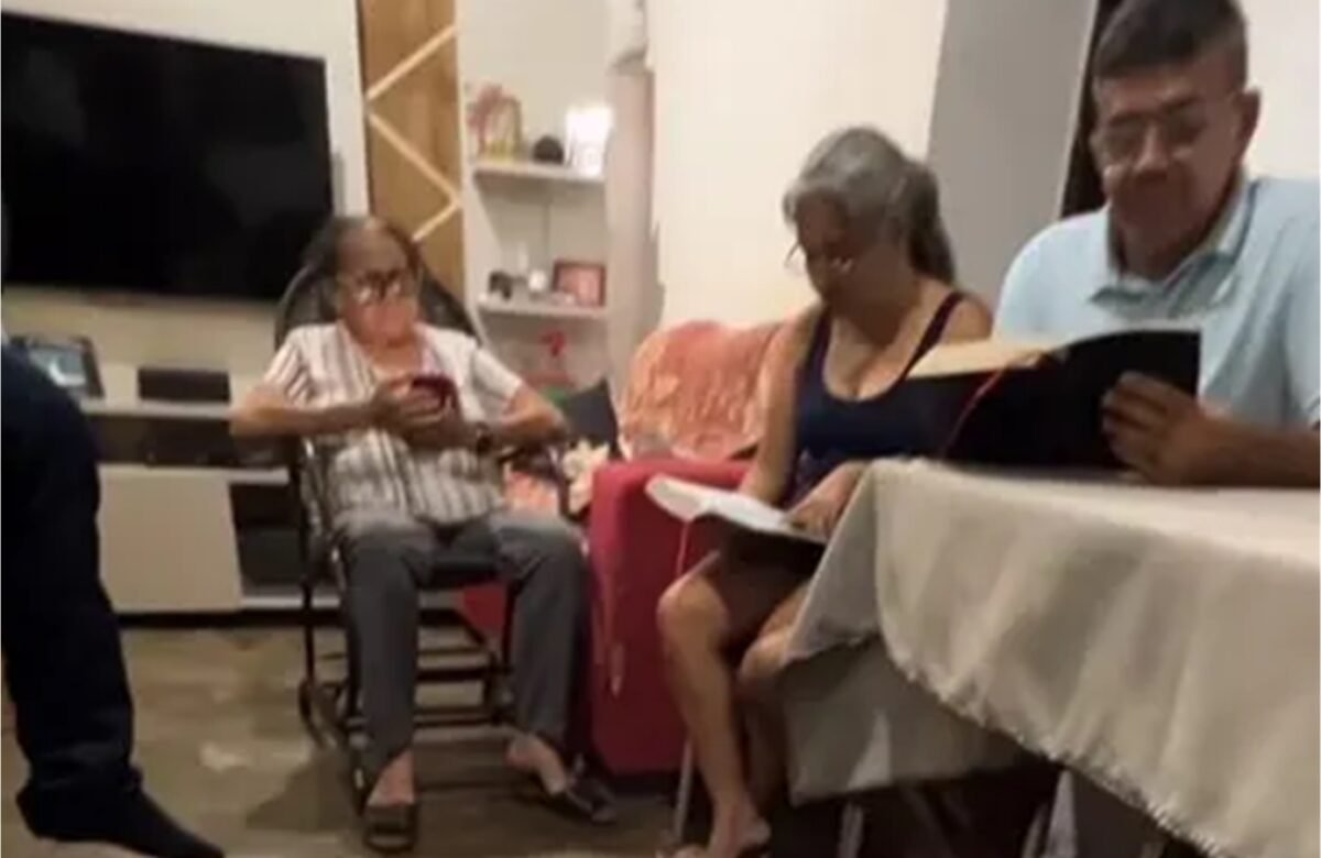 Casal mantém leitura diária da Bíblia por 10 anos e celebra união.