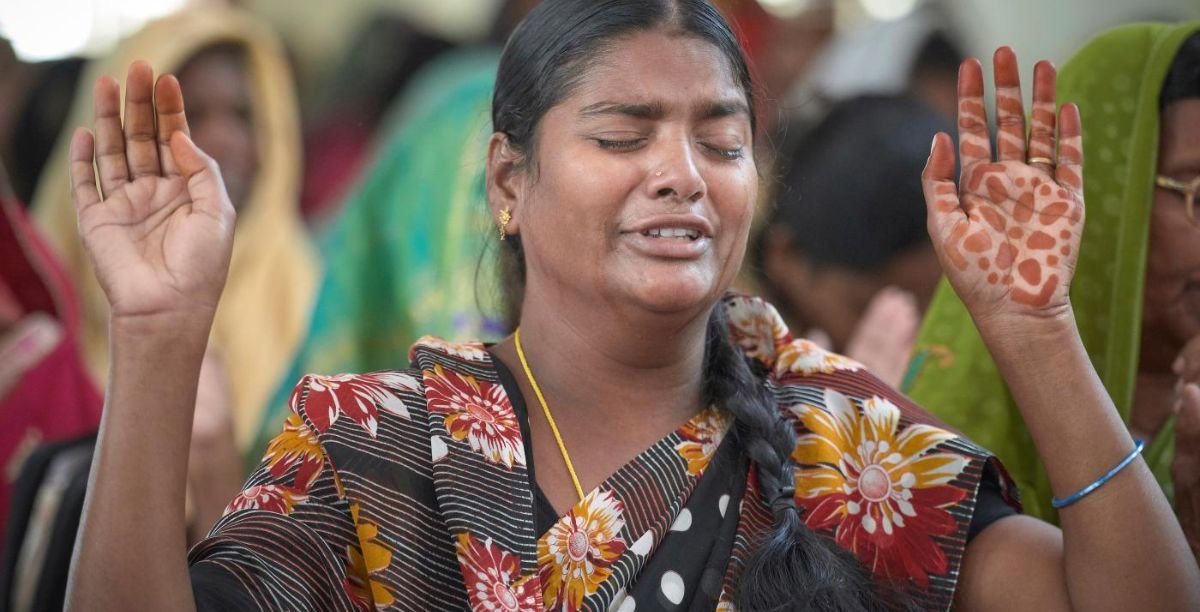 Multidão ataca casas de cristãos que se negam a mudar de religião.