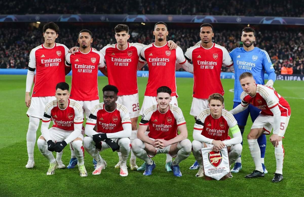 Jogadores do Arsenal leem a Bíblia antes das partidas