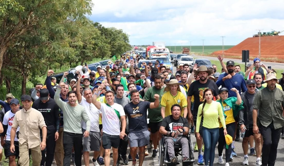 Deputado do PT pede que PRF impeça Nikolas Ferreira de ir a Brasília a pé