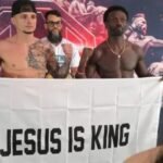 Lutadores de MMA exibem faixa religiosa em evento.
