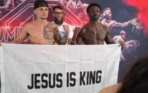 Lutadores de MMA exibem faixa religiosa em evento.