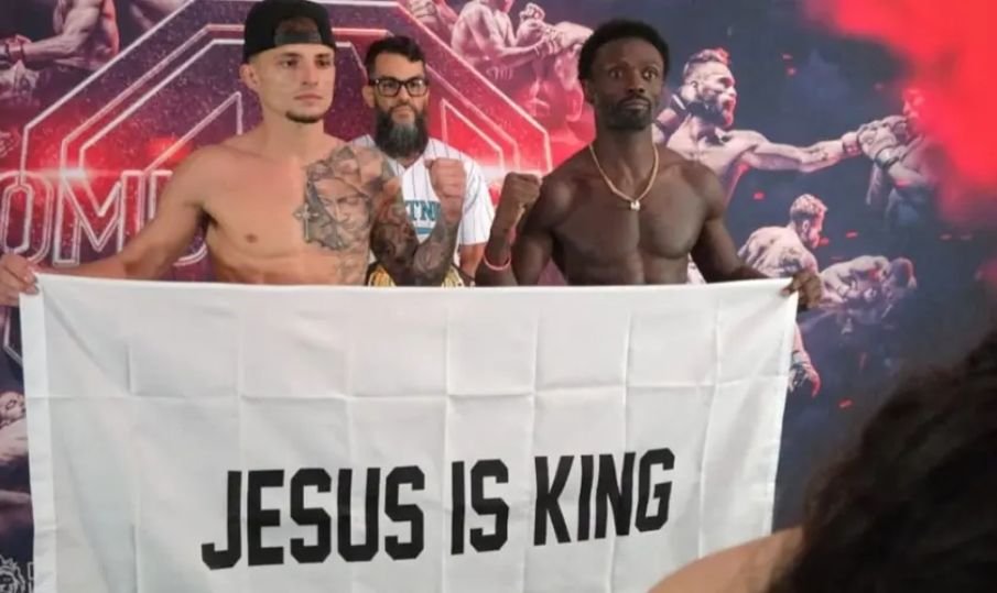 Lutadores de MMA exibem faixa religiosa em evento.