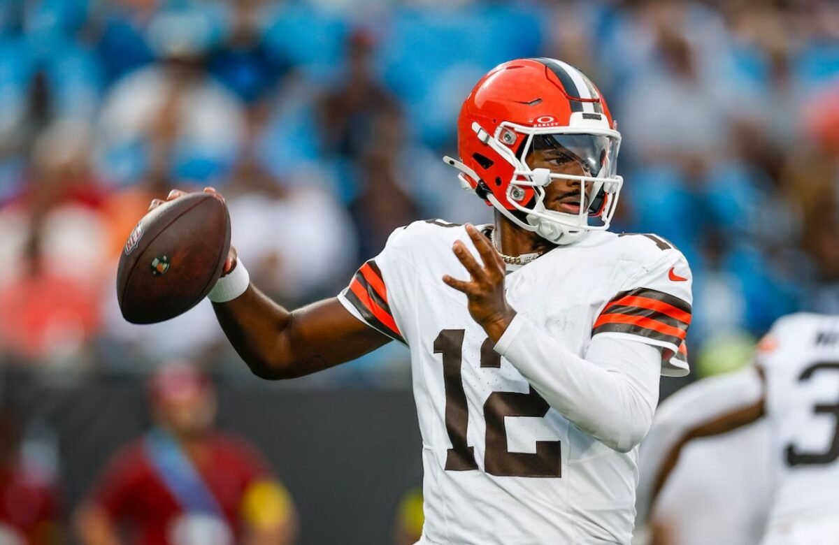 Jogador de futebol americano agradece a Deus por vitória em estreia.