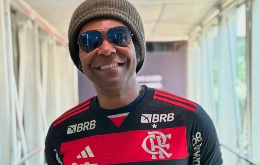 Thalles causa polêmica ao cantar hino do Flamengo em marcha